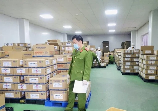 Bộ Công an vừa thu giữ hàng ngàn hộp sữa giả. (Ảnh: VGP).