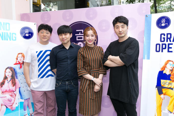 Ngoài ra, sự kiện còn có sự hiện diện của ông Noh Sung Wook – Giám đốc Noga Entertainment cùng hai producer người Hàn Quốc (áo đen) từng làm việc tại YG và sản xuất nhạc cho T-ara, BEAST, Kwill…