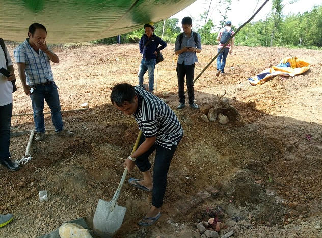 Sau khi đào bới được khoảng 30cm, người trong Nguyễn Phước tộc đã phát hiện ra huyệt mộ của bà Cửu giai Tài nhân họ Lê .