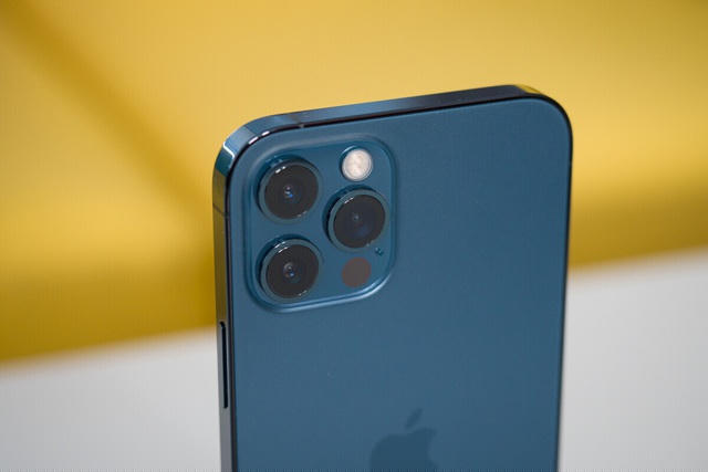 iPhone 13 - Thế hệ iPhone 13 nhiều khả năng vẫn sẽ gồm 4 phiên bản và được ra mắt vào quý III/2021. Máy được kỳ vọng sẽ hỗ trợ màn hình với tần số quét 120 Hz. Tùy theo từng ứng dụng, màn hình của máy có khả năng tự động điều chỉnh tần số quét phù hợp nhằm tiết kiệm pin, tăng thời gian sử dụng. Ngoài ra, phần notch cũng được kỳ vọng có thể thu gọn hơn.