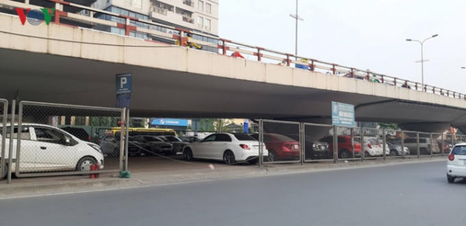 Việc các xe ra vào bãi cũng làm cản trở giao thông.