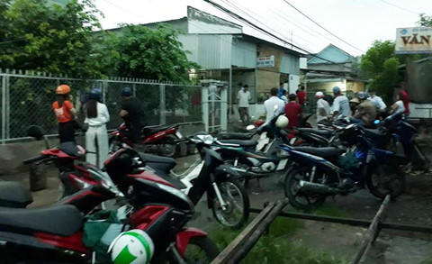 Người dân hiếu kỳ đến xem cơ quan chức năng khám nghiệm hiện trường, khám nghiệm tử thi. ẢNH: TRẦN THANH PHONG.