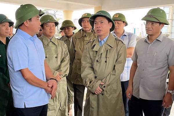 Lãnh đạo tỉnh Ninh Bình báo cáo với Quyền Bộ trưởng Bộ Nông nghiệp và Môi trường Trần Đức Thắng (áo xanh), về công tác ứng phó với bão số 3 của tỉnh.