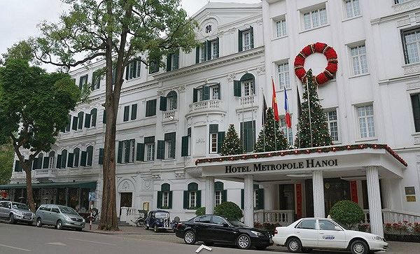 Bên ngoài khách sạn Metropole.