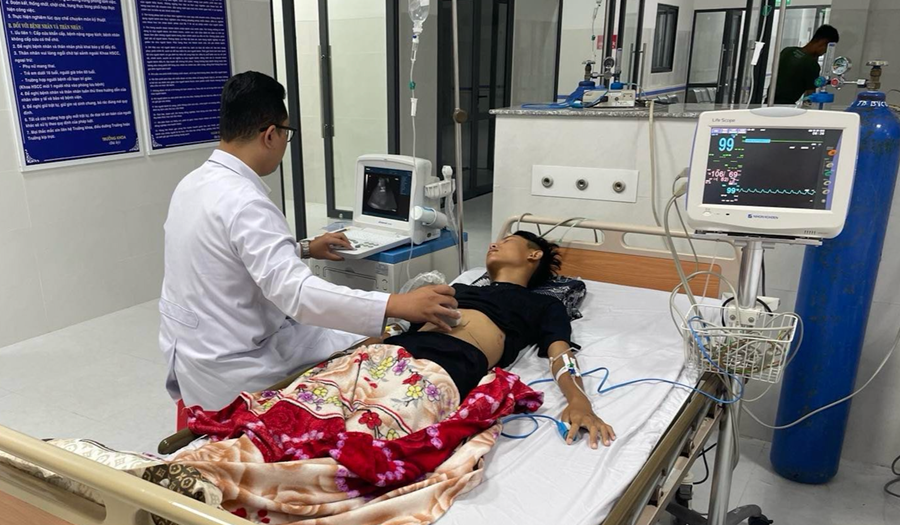 Bệnh viện Bình Dân cử thêm bác sĩ giỏi ra Côn đảo để điều trị cho người bệnh bị chấn thương bụng kín nặng. (Ảnh: Sở Y tế TP HCM)