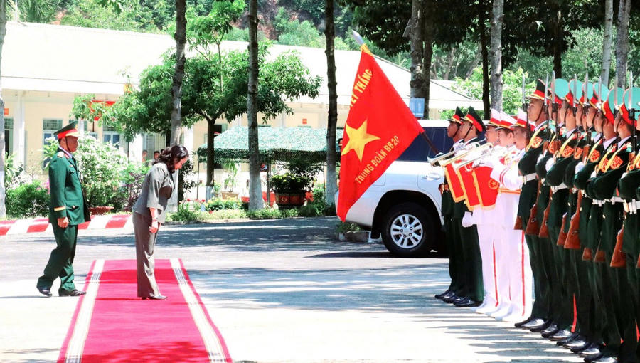 Phó Chủ tịch nước Võ Thị Ánh Xuân thực hiện nghi lễ chào quân kỳ tại Trung đoàn Bộ binh 20