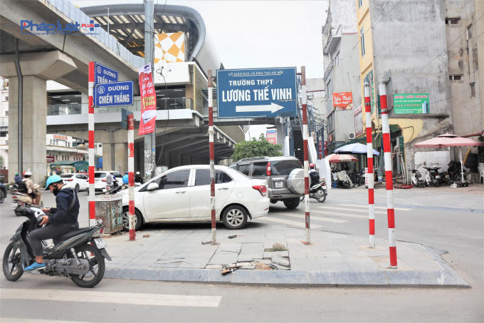 Đá lát vỉa hè vỡ nát, lởm chởm thường xuất hiện ở những khu vực có ô tô đỗ.