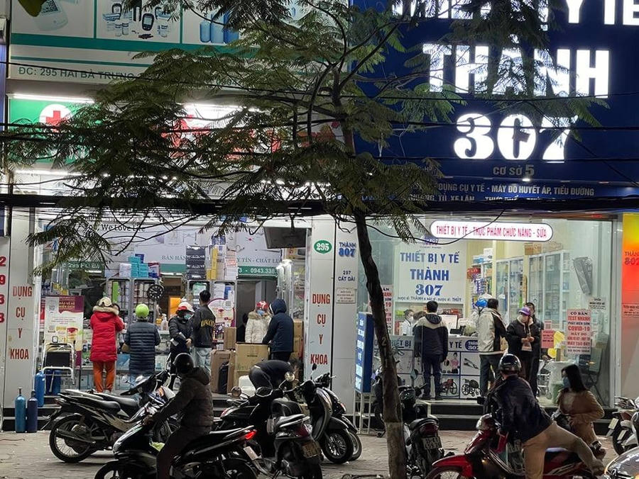 Nhu cầu mua của người dân quá lớn khiến thị trường kit test trở nên hỗn loạn, giá cả cũng mỗi nơi một giá (Ảnh: An Nhiên).