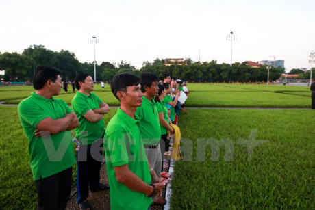 Từ s&aacute;ng sớm, nhiều người d&acirc;n Thủ đ&ocirc; đ&atilde; đến trước lăng Chủ tịch Hồ Ch&iacute; Minh để dự lễ ch&agrave;o cờ đặc biệt v&agrave; x&uacute;c động n&agrave;y.