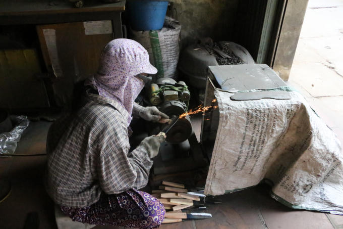 Các công đoạn làm dao giờ được máy móc hỗ trợ nên phụ nữ cũng có thể tham gia vào sản xuất.