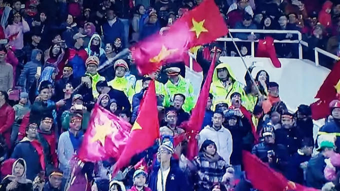 H&agrave;ng chục ngh&igrave;n người h&acirc;m mộ h&ograve; reo ch&uacute;c mừng U23 Việt Nam tại chảo lửa Mỹ Đ&igrave;nh