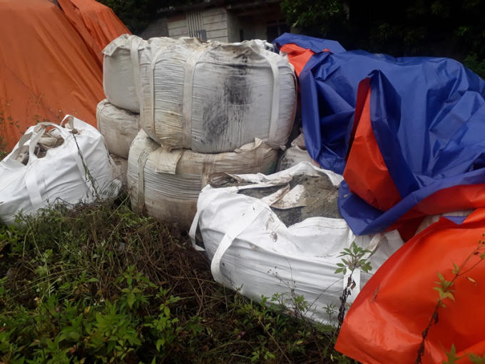 Số chất thải nguy hại này tập kết cách bờ sông Đu có vài mét nhưng không được che đậy một cách cẩn thận. Ảnh chụp ngày 15/08/2018.