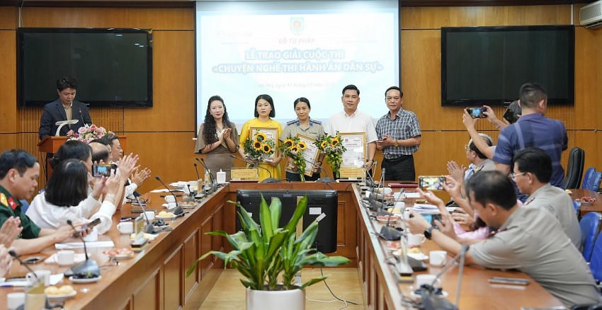 Nhiều tác phẩm dự thi đã khai thác chân thực, xúc động những câu chuyện về cán bộ THADS.