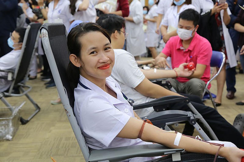 Các nhân viên y tế tham gia hiến máu tình nguyện