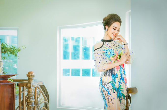 Sở hữu chiều cao nổi trội 1m72 cùng số đo ba vòng: 88 - 61 - 91, Dương Yến Phi gây ấn tượng bởi vẻ đẹp thuần Á đông và phong cách trình diễn hiện đại, chuyên nghiệp.