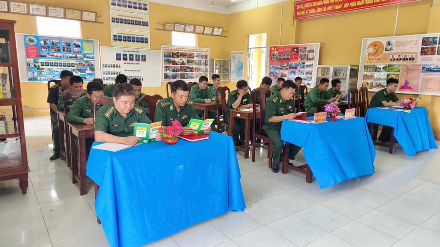 Cán bộ, chiến sĩ Đồn Biên phòng Phú Hội lan tỏa tinh thần thượng tôn pháp luật thông qua việc nghiên cứu, tìm hiểu các văn bản pháp luật