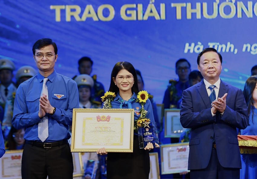 Phó Thủ tướng Trần Hồng Hà và anh Bùi Quang Huy - Uỷ viên dự khuyết BCH TƯ Đảng, Bí thư thứ nhất TƯ Đoàn trao Bằng khen cho cá nhân nhận Giải thưởng Lý Tự Trọng tại buổi lễ.