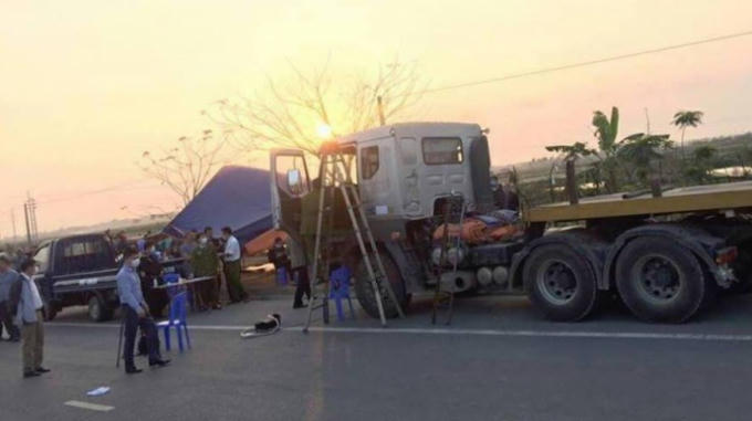 Trước đó, người dân phát hiện tài xế chết trên xe đầu kéo.