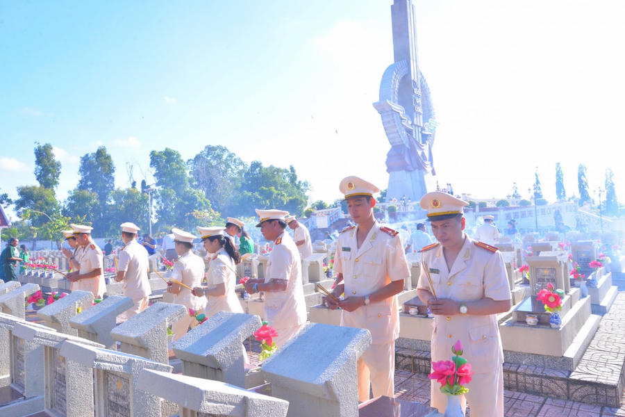 Cán bộ, chiến sĩ, đoàn viên, hội viên Công an tỉnh Cà Mau thắp hương tri ân các anh hùng liệt sĩ.