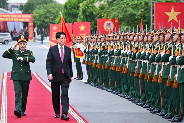 Chủ tịch nước Lương Cường duyệt đội Danh dự tại buổi lễ.