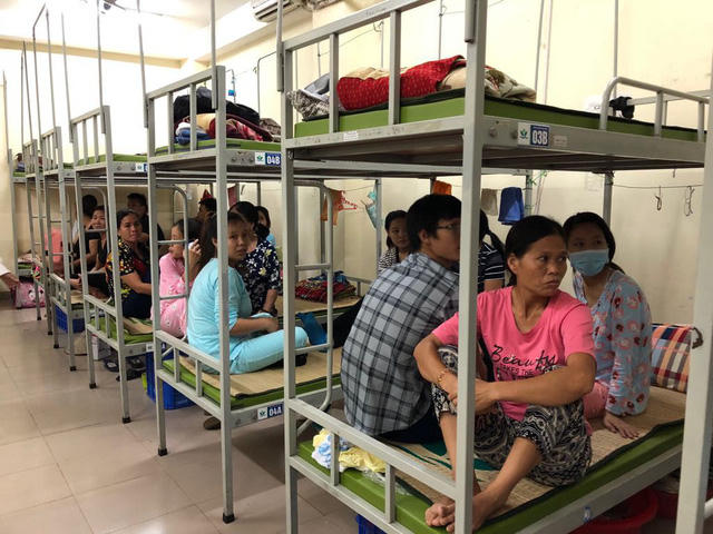 Bệnh nh&acirc;n ngh&egrave;o &ograve;a kh&oacute;c nh&igrave;n nh&agrave; trọ ch&aacute;y kh&ocirc;ng thể v&agrave;o lấy đồ