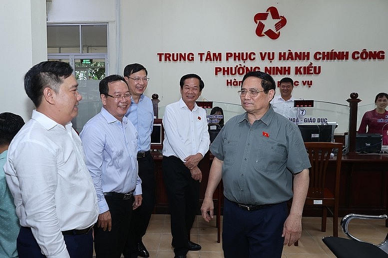 Thủ tướng Phạm Minh Chính kiểm tra tại Trung tâm phục vụ hành chính công phường Ninh Kiều.