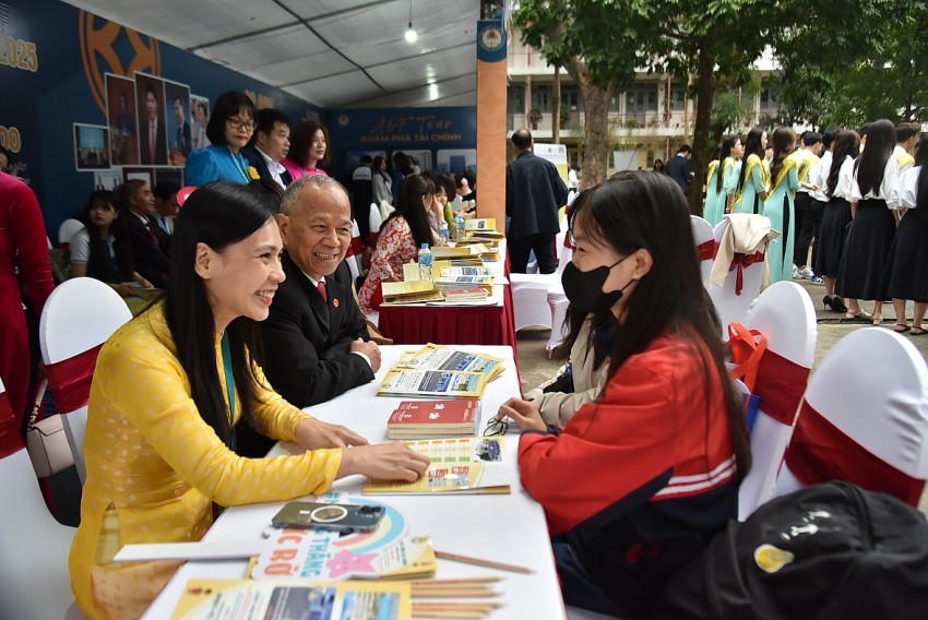Tư vấn - đối thoại với phụ huynh và học sinh THPT tại gian trại của Học viện Tài chính