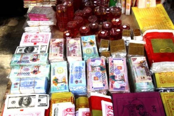 Tại chùa, không nên dùng vàng mã, tiền âm phủ để dâng cúng. Ảnh: internet.