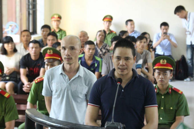 Hai bị cáo trước vành móng ngựa trong phiên xét xử.