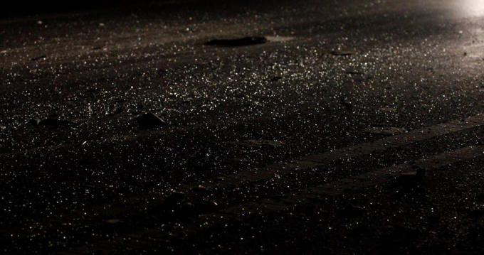 Vụn kính của chiếc ô tô phủ kín đường.