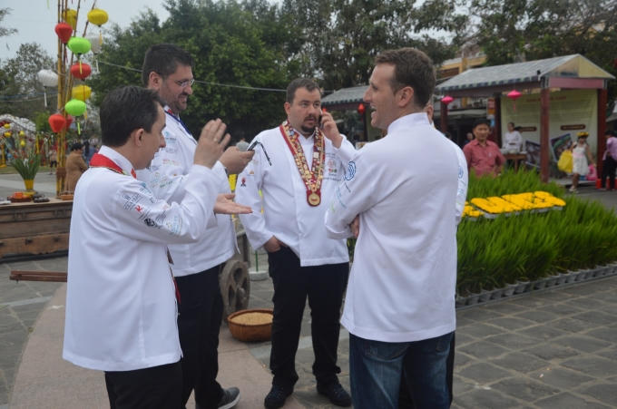 Các đầu bếp giao lưu, học hỏi kinh nghiệm lẫn nhau.