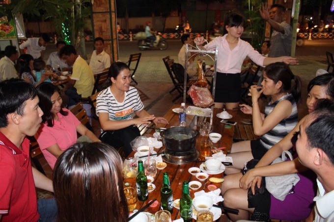 Quán dê Xuân Anh vào buổi tối, không khó để thấy cứ trên một bàn dăm, bảy người ngồi.