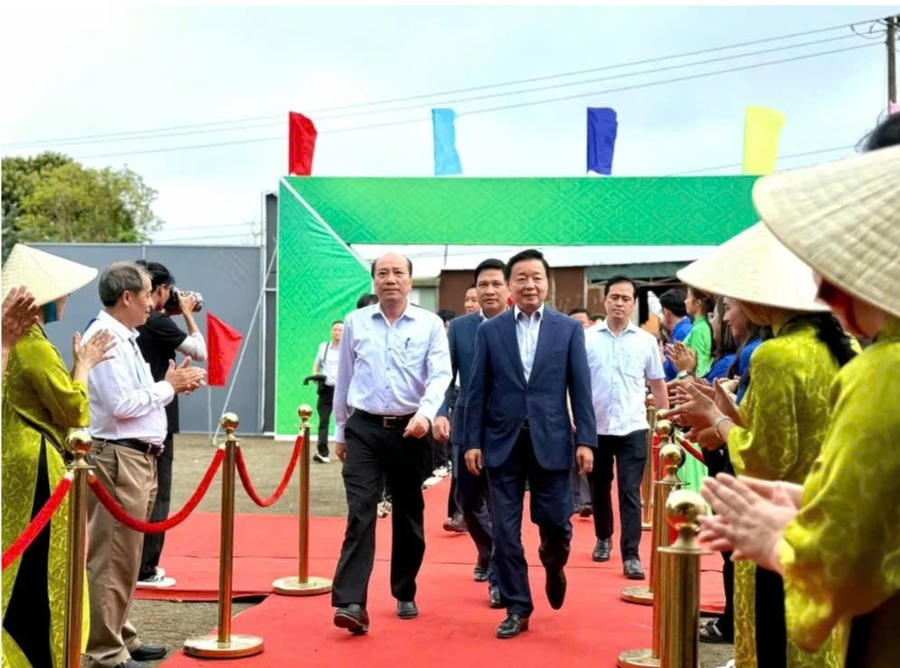 Phó Thủ tướng Chính phủ, Trần Hồng Hà đến dự Lễ động thổ Dự án đầu tư xây dựng và kinh doanh kết cấu hạ tầng Khu công nghiệp Phú Xuân. Ảnh: Thanh Hải