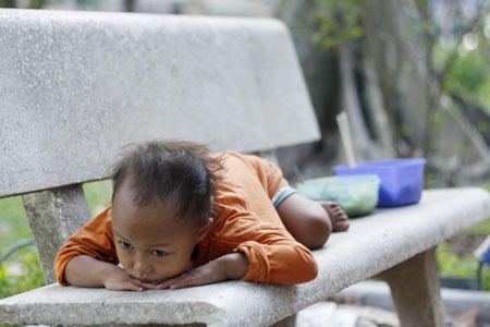 Sự mệt mỏi thể hiện trên nét mặt u buồn đứa bé