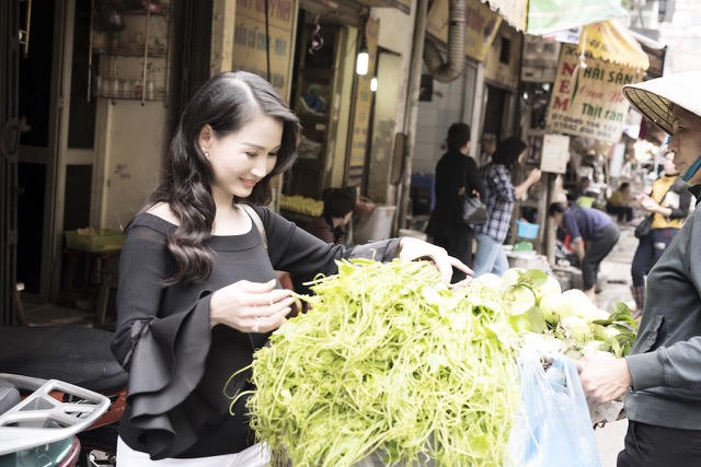 Lần đầu đi chợ Hà Nội, chị rất thích thú quan sát, lựa chọn những món rau quả tươi ngon ở khu chợ nổi tiếng này.