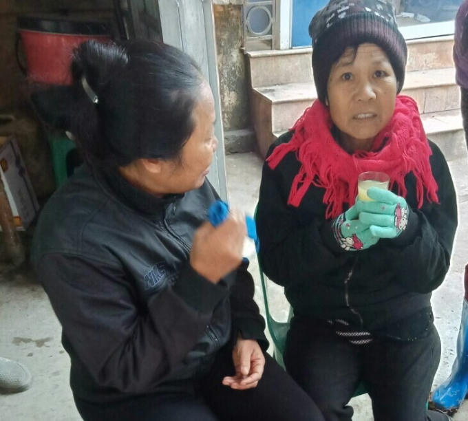 Bà Hoa (phải) được gặp lại người thân sau 20 năm bị bán qua Trung Quốc làm vợ. Ảnh: Hữu Thìn..