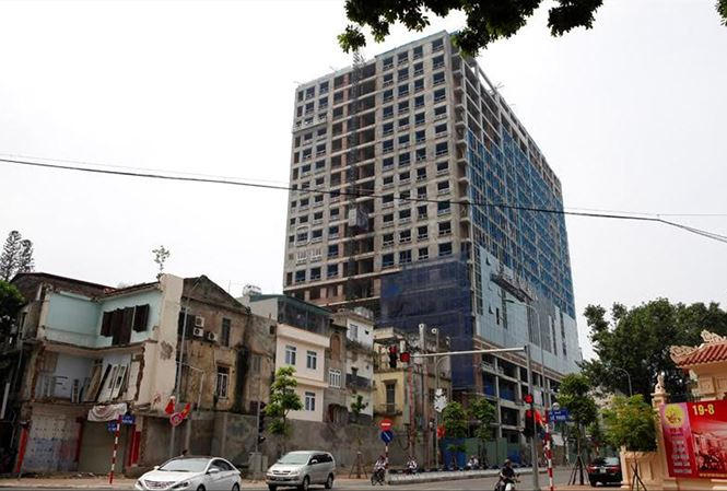 Công trình vi phạm 8B Lê Trực vẫn đang tiếp tục phá dỡ giai đoạn 2.