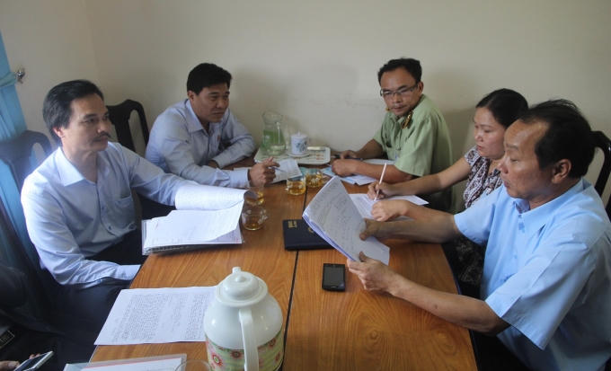 Cơ quan chức năng tỉnh Quảng Nam và huyện Phú Ninh làm việc với đại diện Công ty bia. (Ảnh: Văn Hoàng)