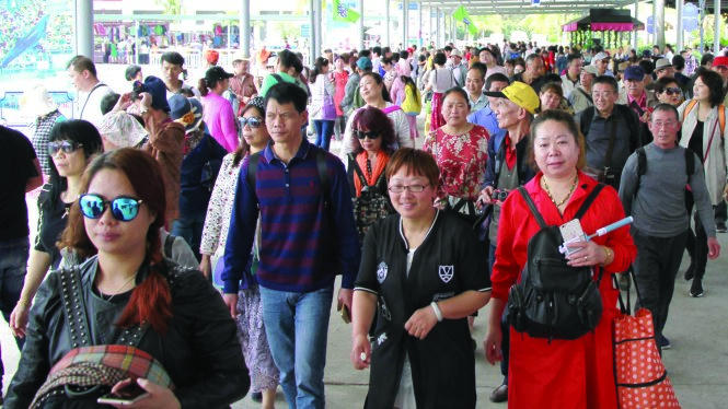 Khách du lịch Trung Quốc đến tham quan vịnh Hạ Long tăng mạnh dịp cuối tuần - Ảnh: Đức Hiếu