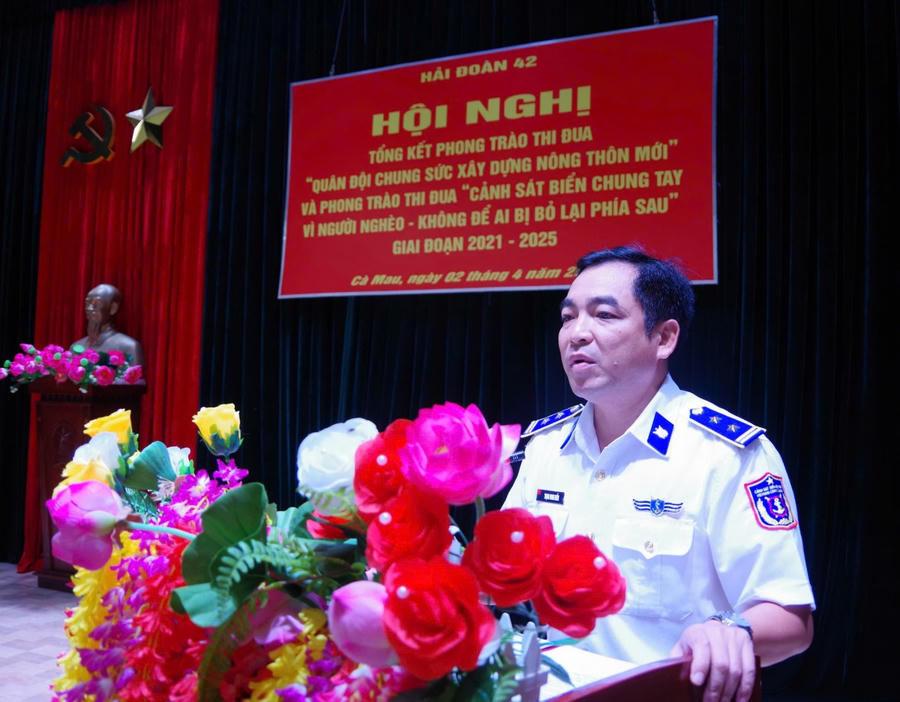 Trung tá Trịnh Minh Hiển - Bí thư Đảng uỷ, Chính uỷ Hải đoàn 42 phát biểu tại hội nghị