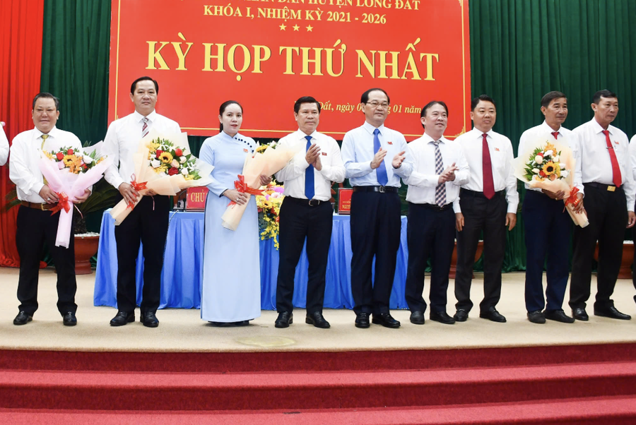 Bầu nhiều cán bộ chủ chốt cho huyện Long Đất. Ảnh: Lưu Anh Linh