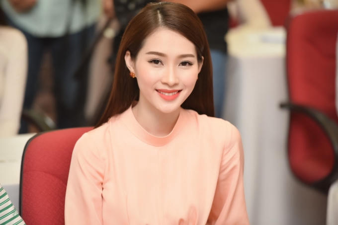 Ngắm Hoa hậu Đặng Thu Thảo khoe nét đẹp trong veo dưới nắng