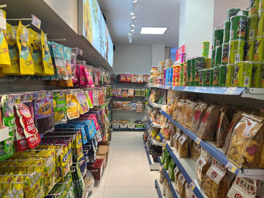 Hàng hoá, sản phẩm luôn được xếp đầy ắp trên các kệ hàng.