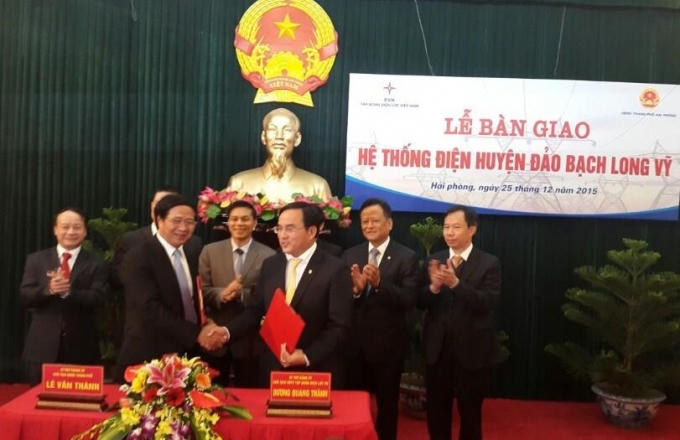 Lãnh đạo thành phố Hải Phòng và lãnh đạo EVN ký kết lễ bàn giao hệ thống điện. Ảnh: Bảo Yến.