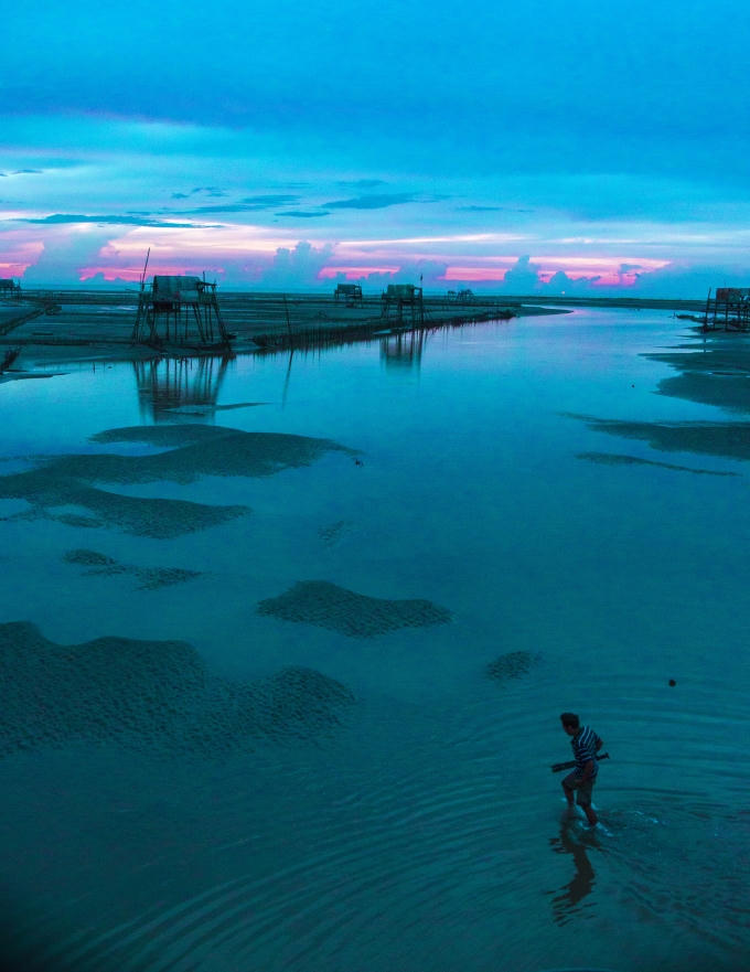 Đi trong b&igrave;nh minh Cửa Nẹ (Tiền Hải, Th&aacute;i B&igrave;nh).