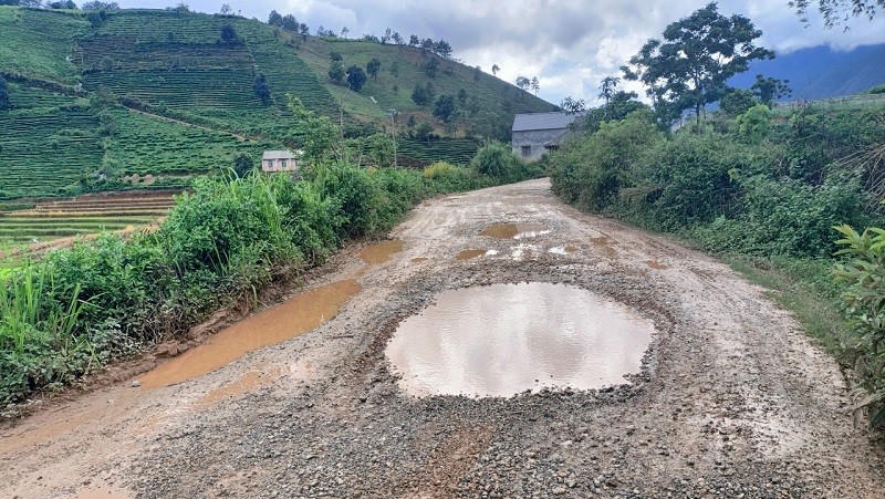 Dọc tuyến đường xuất hiện những hố nước sâu hoắm, tiềm ẩn nguy cơ mất an toàn giao thông.