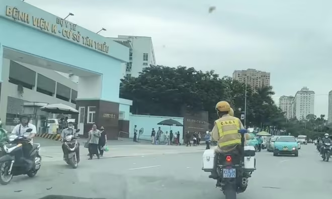 Đại úy Lê Đăng Hòa cùng đồng đội mở đường kịp thời, hỗ trợ đưa người phụ nữ đến bệnh viện cấp cứu.
