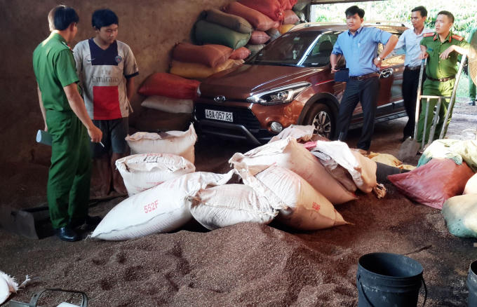 Cơ quan chức năng lập biên bản số lượng cà phê đã bị nhuộm đen.