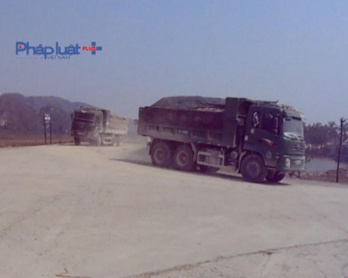 Từng đoàn xe nối đuôi nhau chạy liên tục cả ngày qua khu du lịch sinh thái.