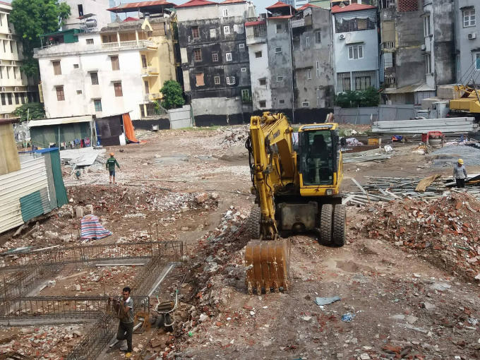 Theo lời mời chào của nhân viên Công ty Nam Việt đưa ra thì đến ngày 15/9 sẽ hoàn thiện phần móng công trình thế như thực tế ghi nhận của phóng viên vào ngày 18/9/2017 hiện trạng vẫn chỉ là một bãi đất trống không hơn không kém.